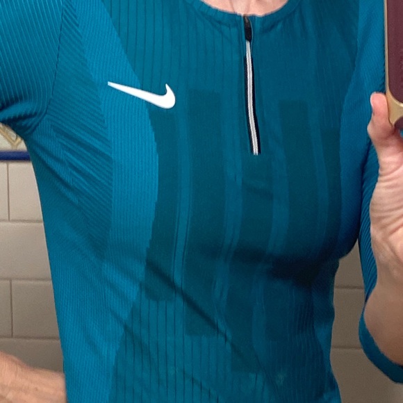 Worn once! Nike crop top - Picture 9 of 10